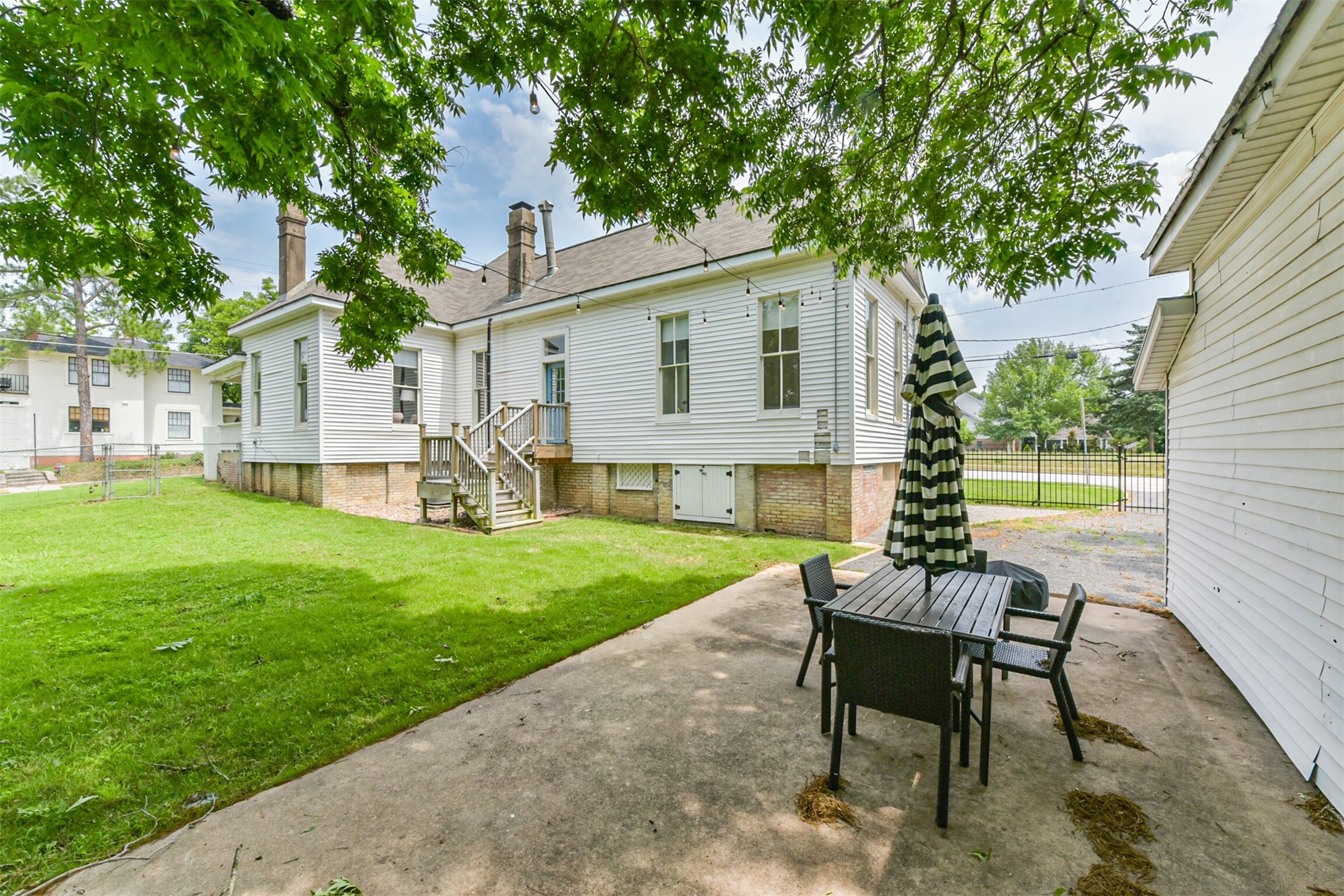 612 South Day Street Brenham, TX 77833 - Photo 7 of 44