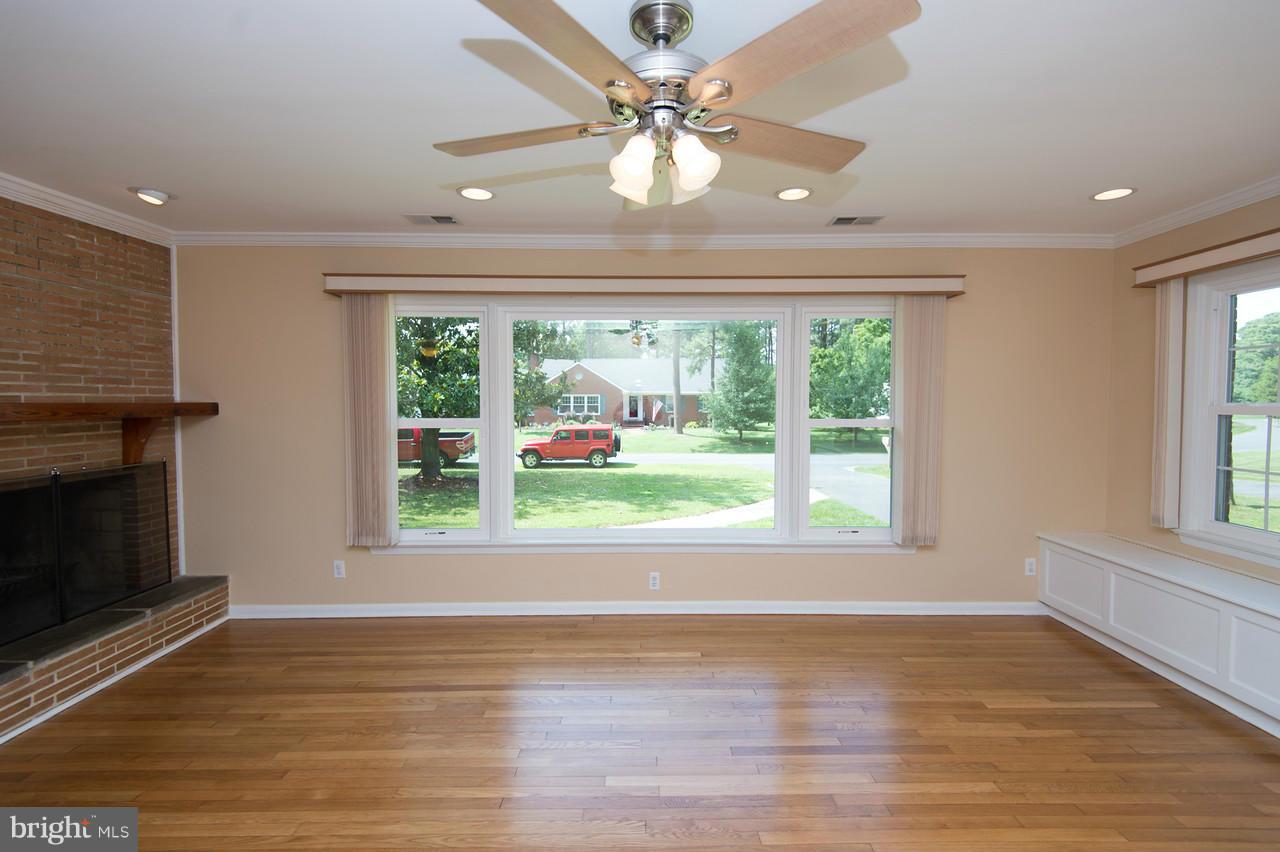 18 Algonquin Road Cambridge, MD 21613 - Photo 8 of 28 Living Room