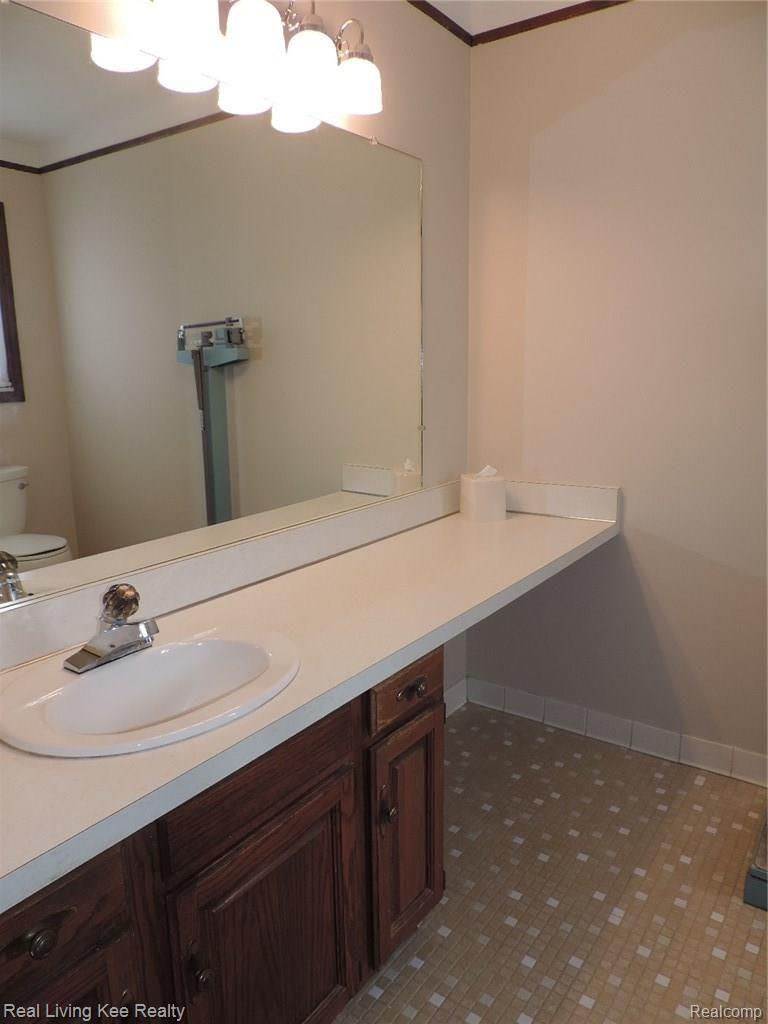 2362 Cumberland Road Rochester, MI 48307 - Photo 19 of 28 Master Bath