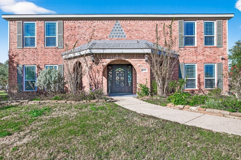 6610 Sprigg Street Fulshear, TX 77441 - Photo 4 of 49 a front view of a house with yard