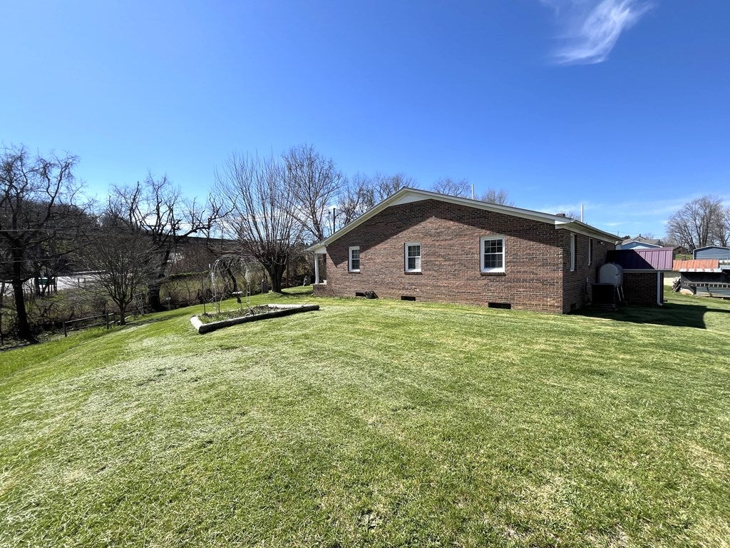 302 Old 52 Road Austinville, VA 24312 - Photo 8 of 31 Gallery Image 8