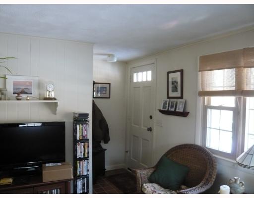 36 Winterberry Road Narragansett, RI 02874 - Photo 5 of 8 Living Room.