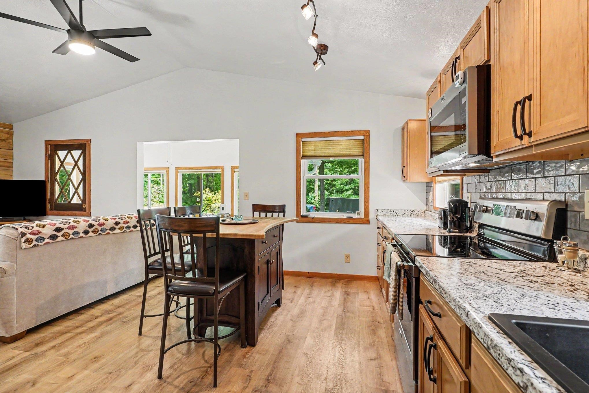 7692 Lakeview Street Harrison, MI 48625 - Photo 9 of 21 1947358-72b8745a-ff21-4f93-ae16-844bc3d7faa6.JPG