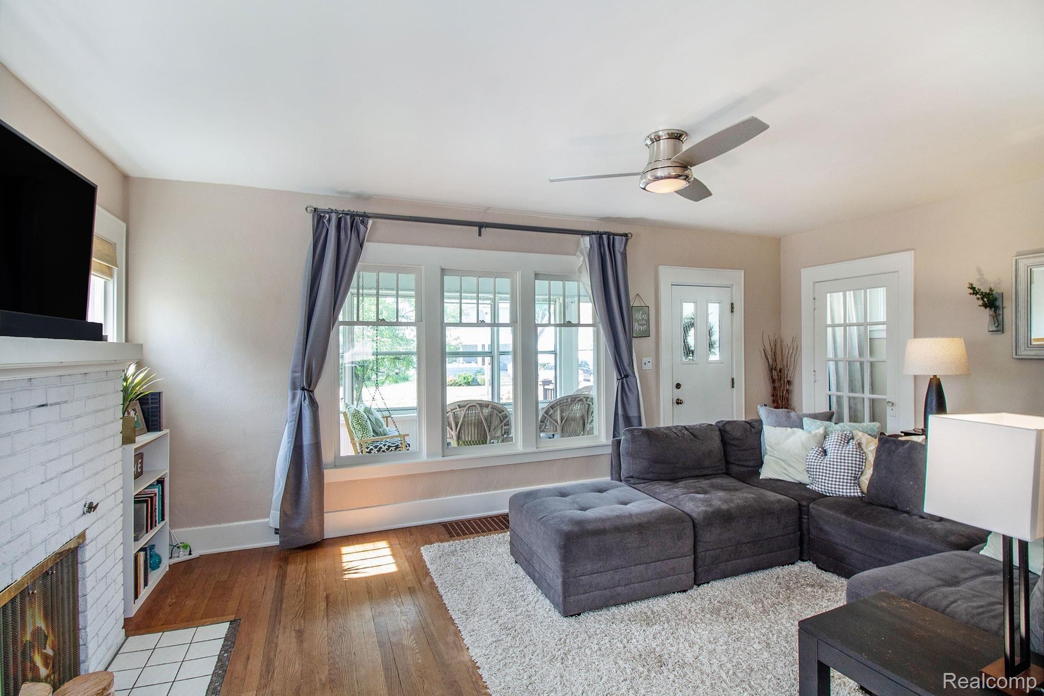 311 Strathmore Road Lansing, MI 48910 - Photo 3 of 21 IMG_5269.jpg