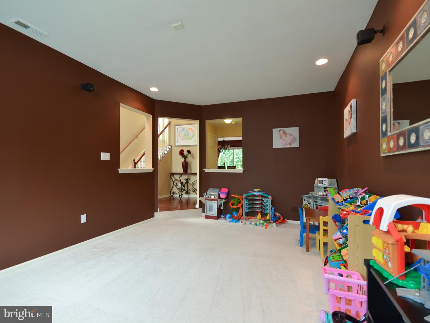 9 Vassar Road Mount Laurel, NJ 08054 - Photo 5 of 25 Living Room