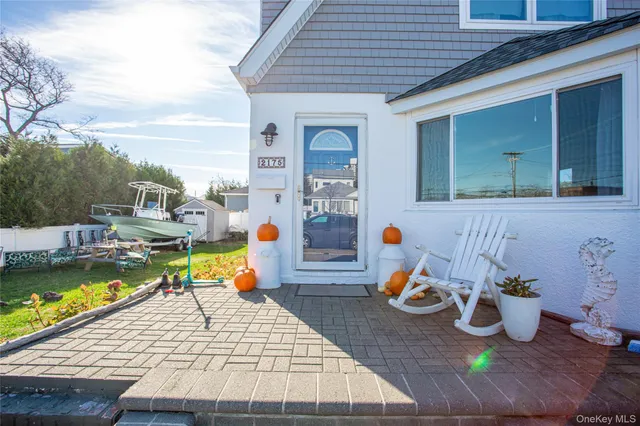 a view of back yard of the house