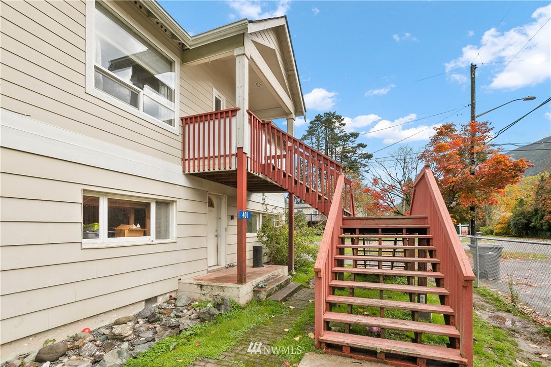 401 Maple Street Hamilton, WA 98255 - Photo 4 of 38 Gallery Image 4