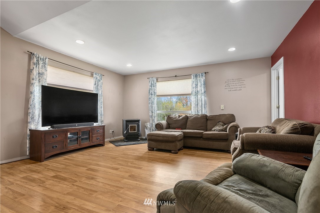 401 Maple Street Hamilton, WA 98255 - Photo 6 of 38 Gallery Image 6
