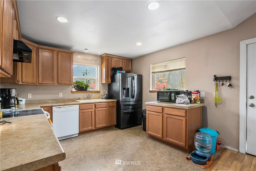 401 Maple Street Hamilton, WA 98255 - Photo 8 of 38 Gallery Image 8