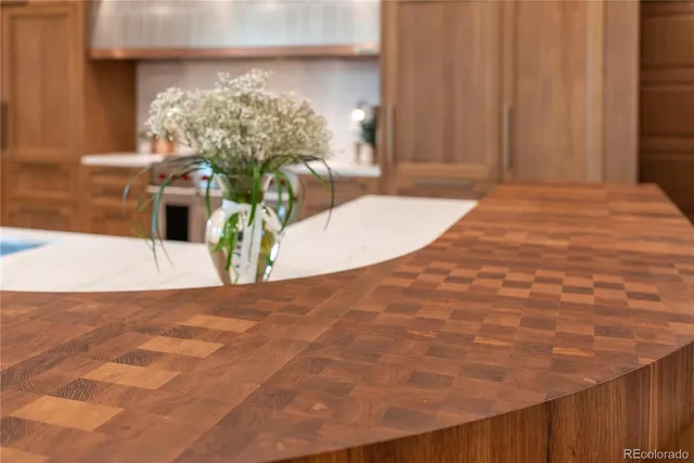 a view of a livingroom with furniture