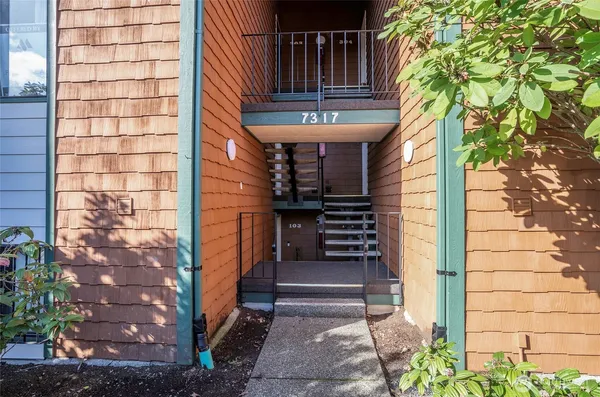 a view of a pathway along the building