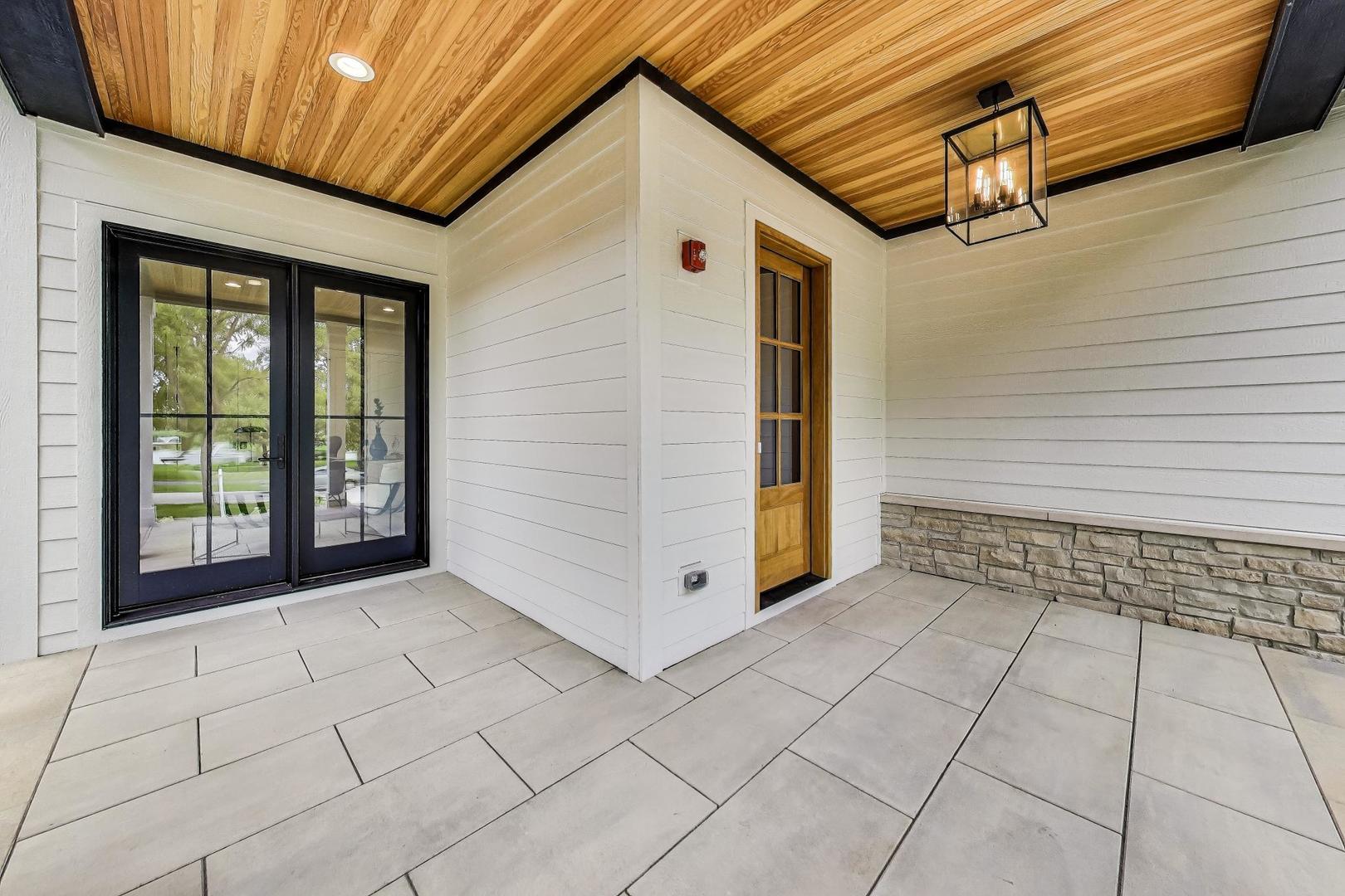 405 Ridge Avenue Clarendon Hills, IL 60514 - Photo 2 of 17 a view of a terrace