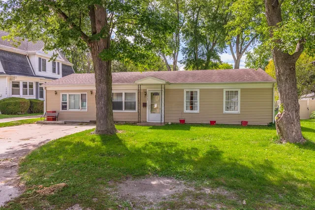 a view of a house with a yard