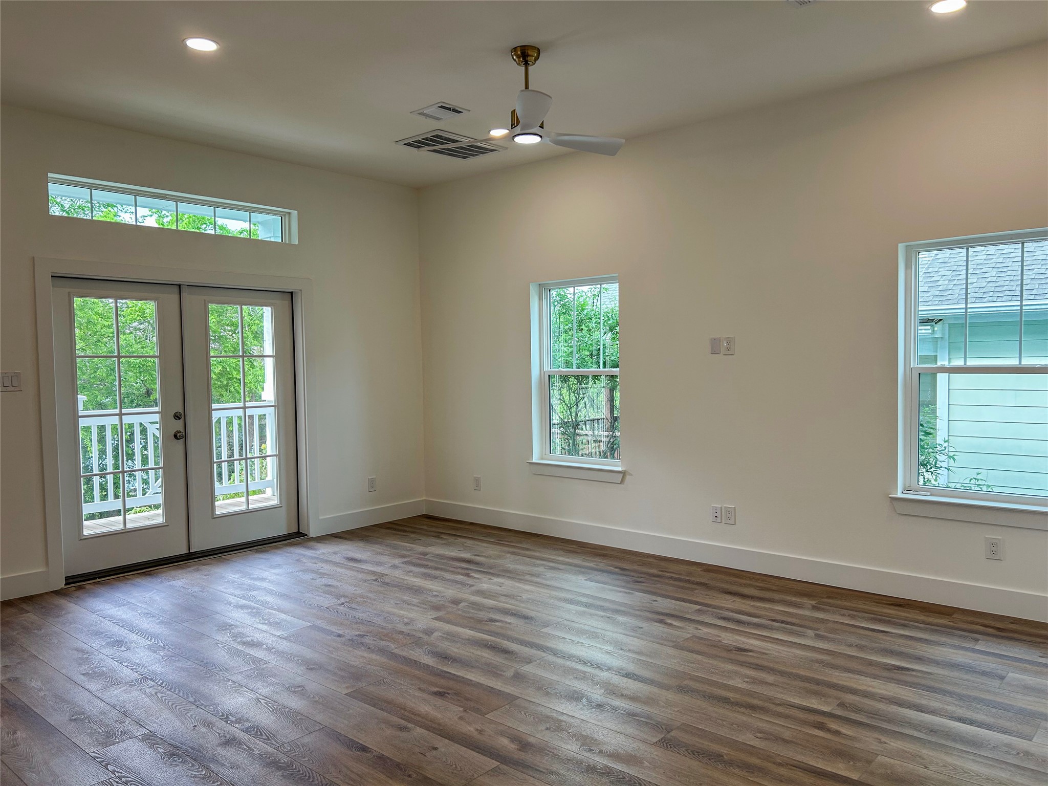 922 Elm Road Clear Lake Shores, TX 77565 - Photo 5 of 22 Living