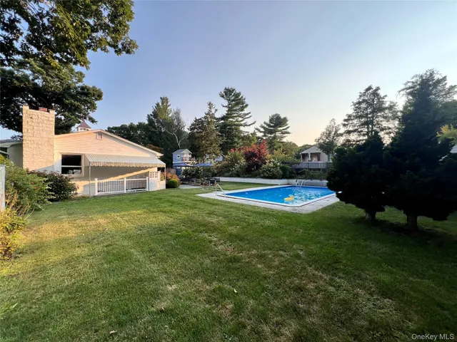 a view of a house with backyard and garden