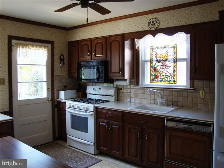 32 South Malin Road Broomall, PA 19008 - Photo 11 of 25 Kitchen