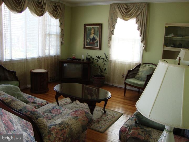 32 South Malin Road Broomall, PA 19008 - Photo 6 of 25 Living Room