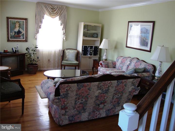 32 South Malin Road Broomall, PA 19008 - Photo 7 of 25 Living Room