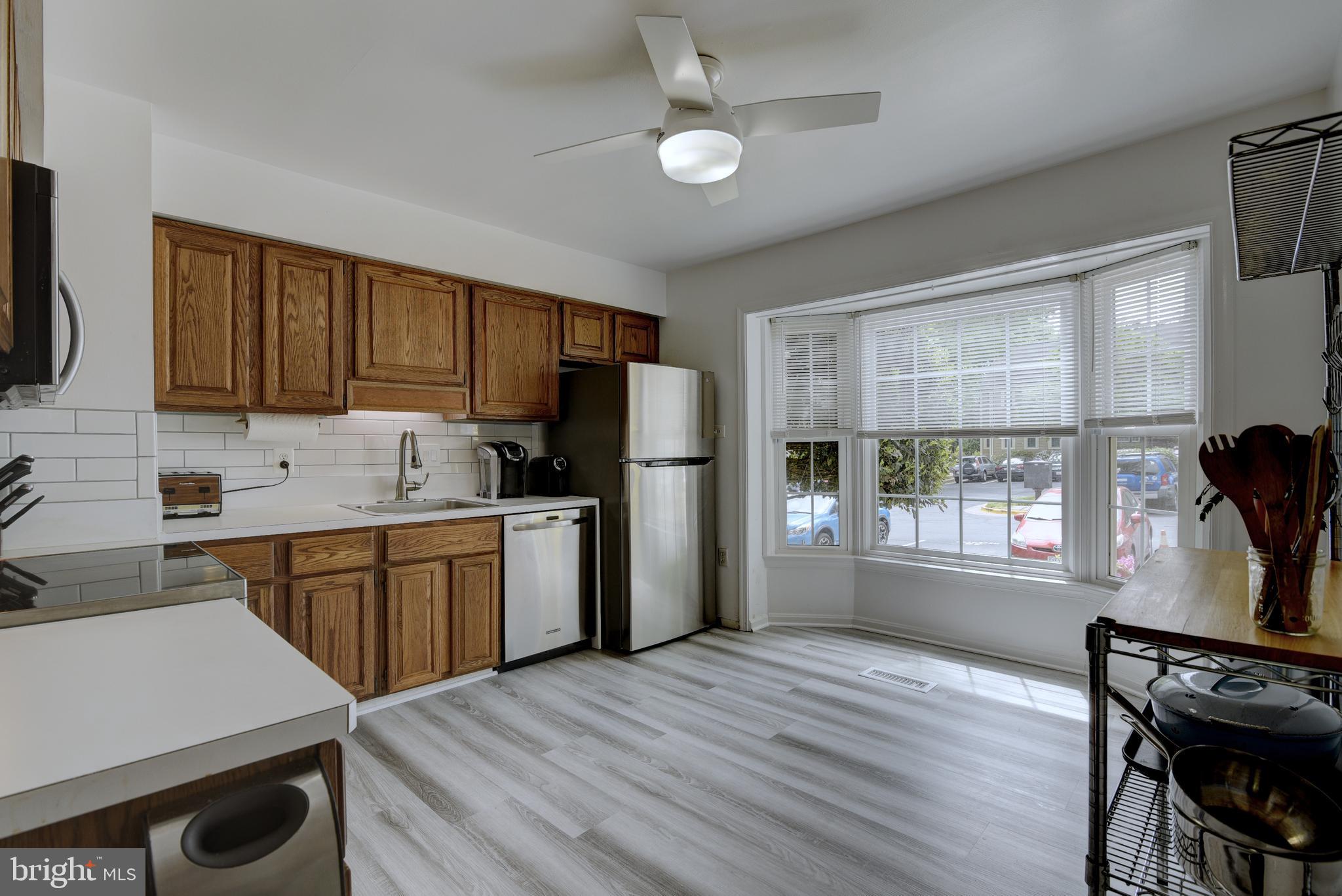 11926 Sentinel Point Court Reston, VA 20191 - Photo 4 of 26 Kitchen w/SS appliances & new floor