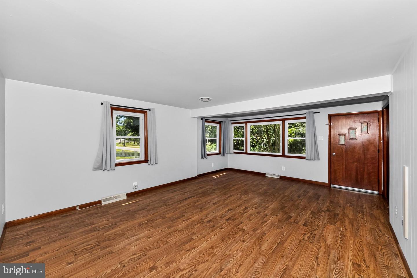 2021 Holly Neck Road Baltimore, MD 21221 - Photo 6 of 12 Gallery Image 6