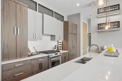 $680,000 | 500 West Superior Street, Unit 1602, Chicago, IL 60654
