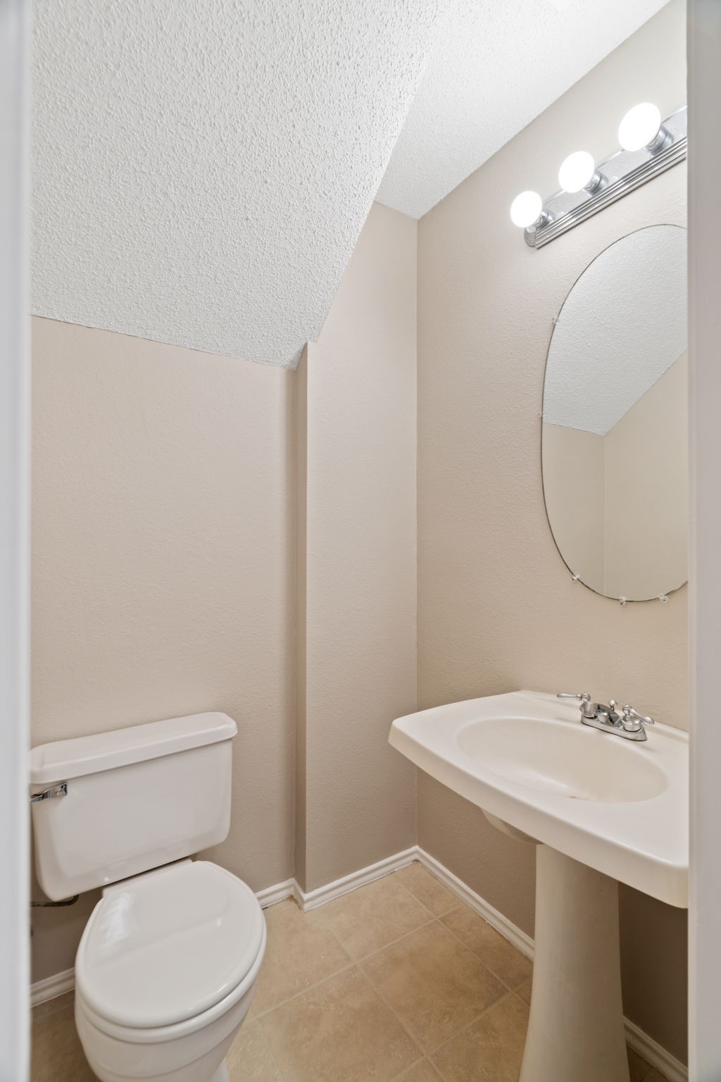 11600 Gun Powder Court Austin, TX 78748 - Photo 15 of 40 Half Bathroom - Off Family Room.
