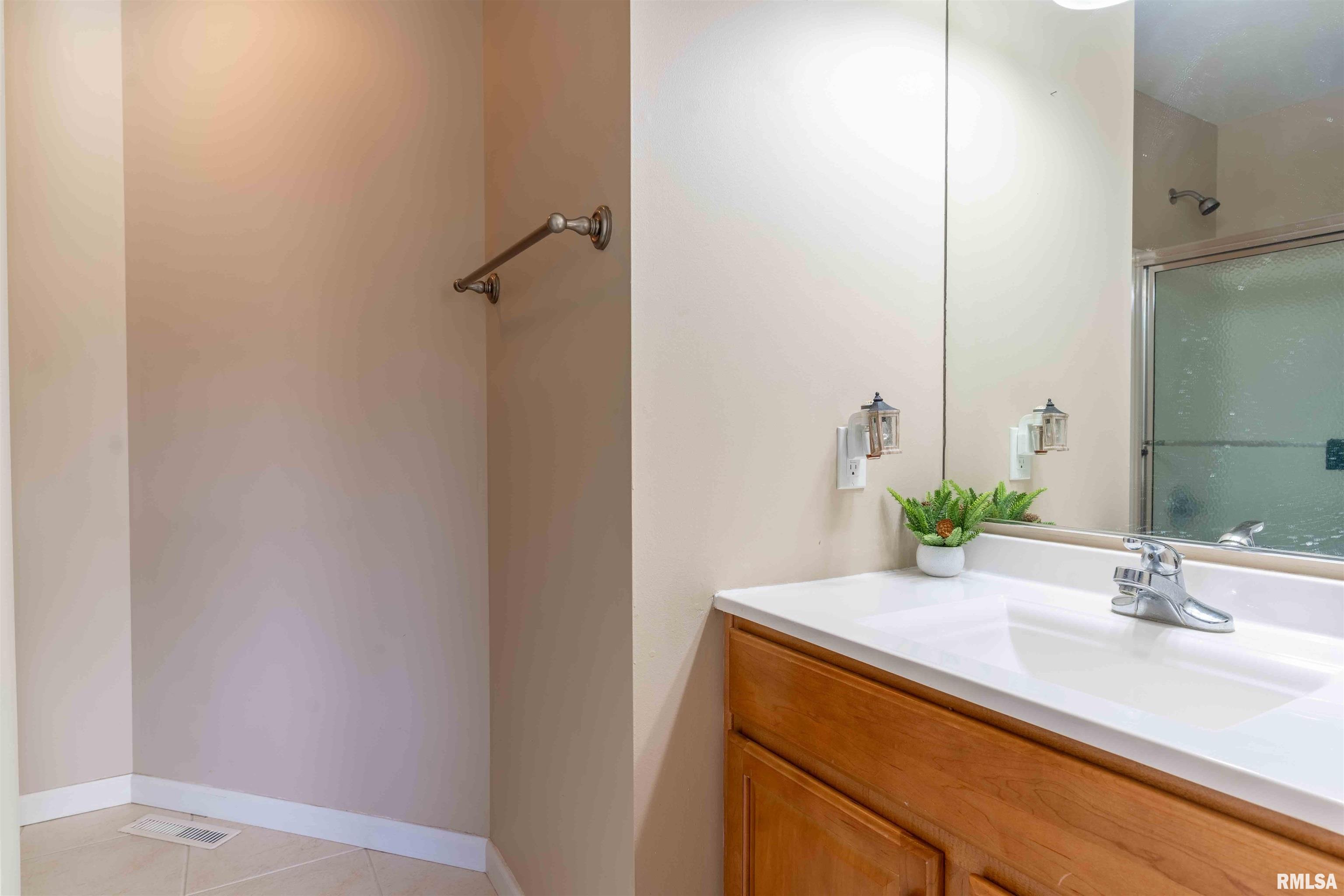 1918 West Geneva Road Peoria, IL 61615 - Photo 40 of 49 Gallery Image 40