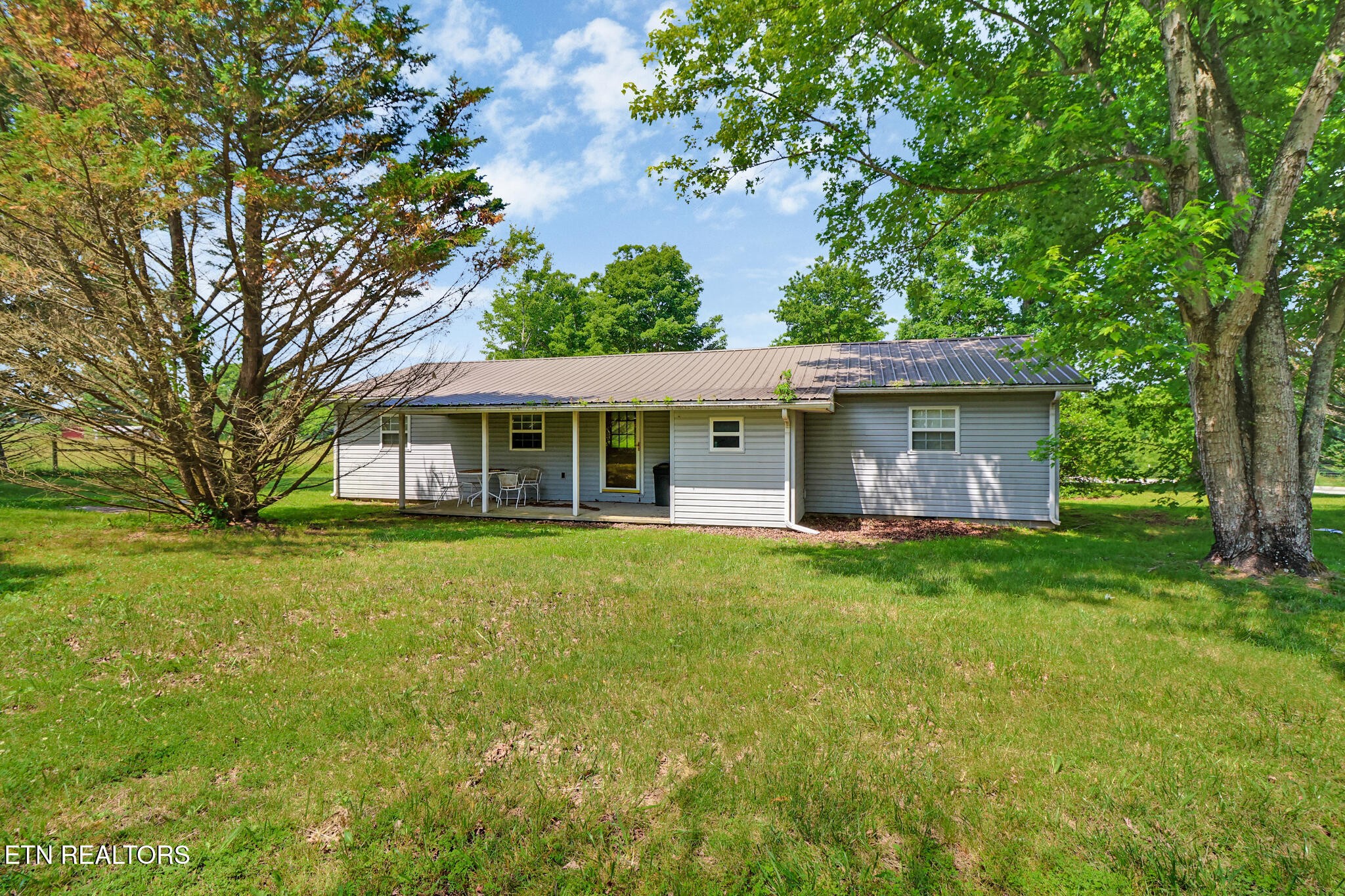 1729 Roslin Road Jamestown, TN 38556 - Photo 5 of 49 a front view of a house with a garden