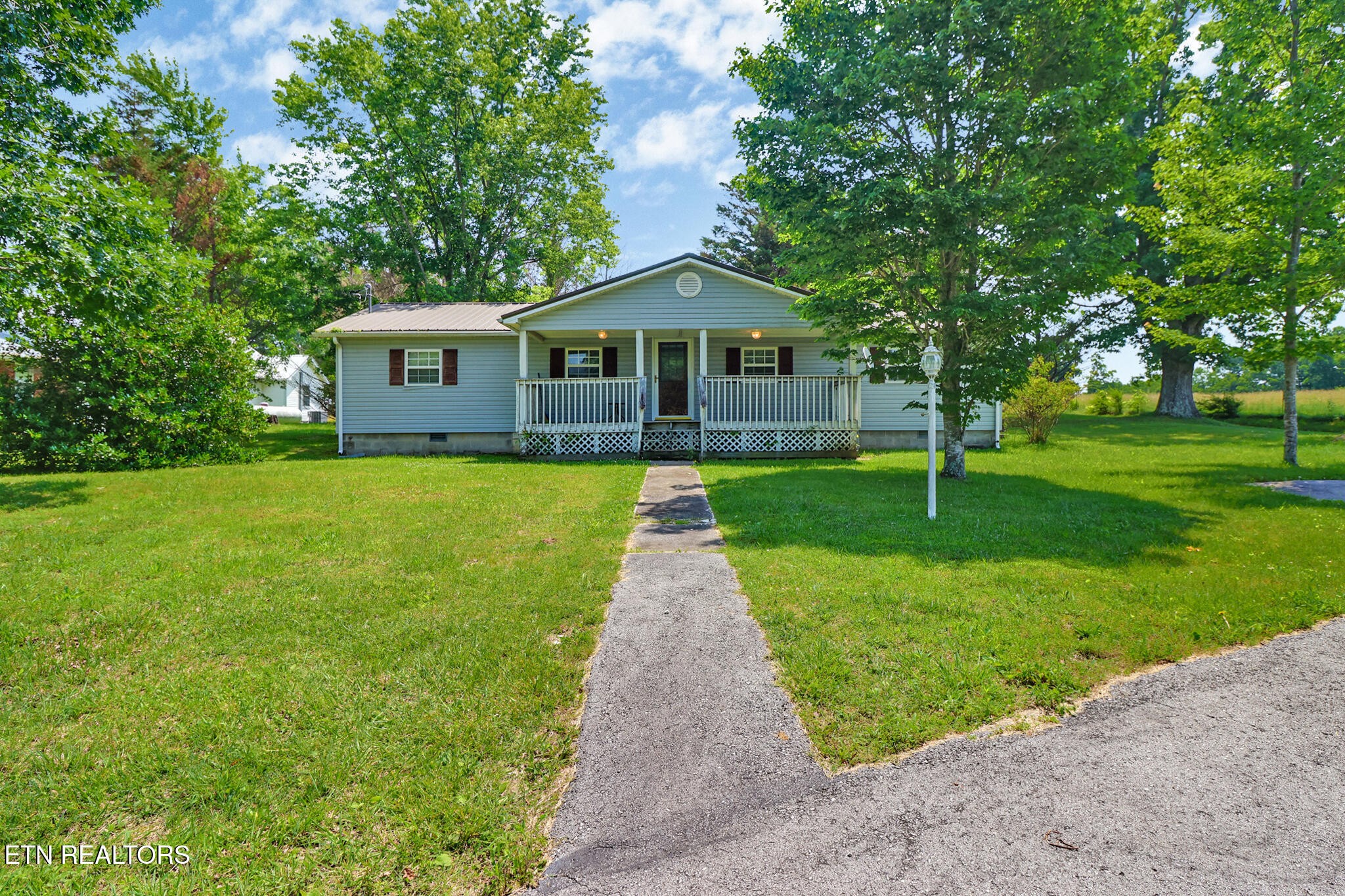 1729 Roslin Road Jamestown, TN 38556 - Photo 9 of 49 a front view of a house with garden