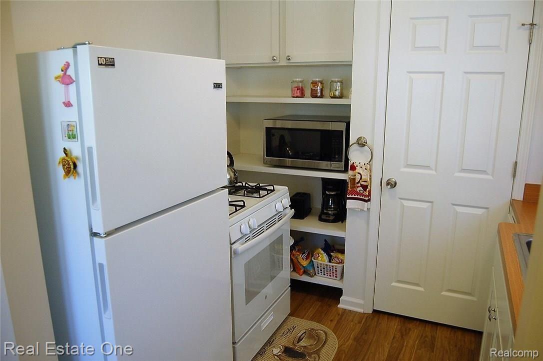 200 Mohawk Road Pontiac, MI 48341 - Photo 13 of 22 New stove and refrigerator and lots of storage.