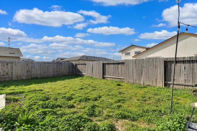 a view of a house with backyard and garden