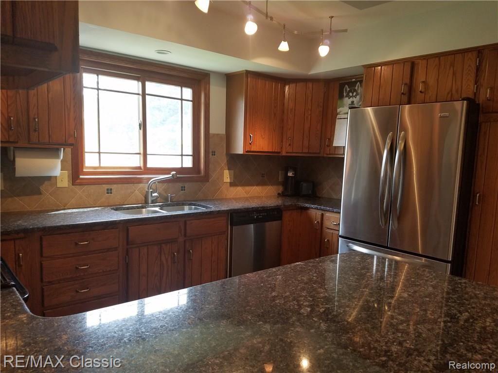 565 Grace Avenue Rochester Hills, MI 48307 - Photo 7 of 55
