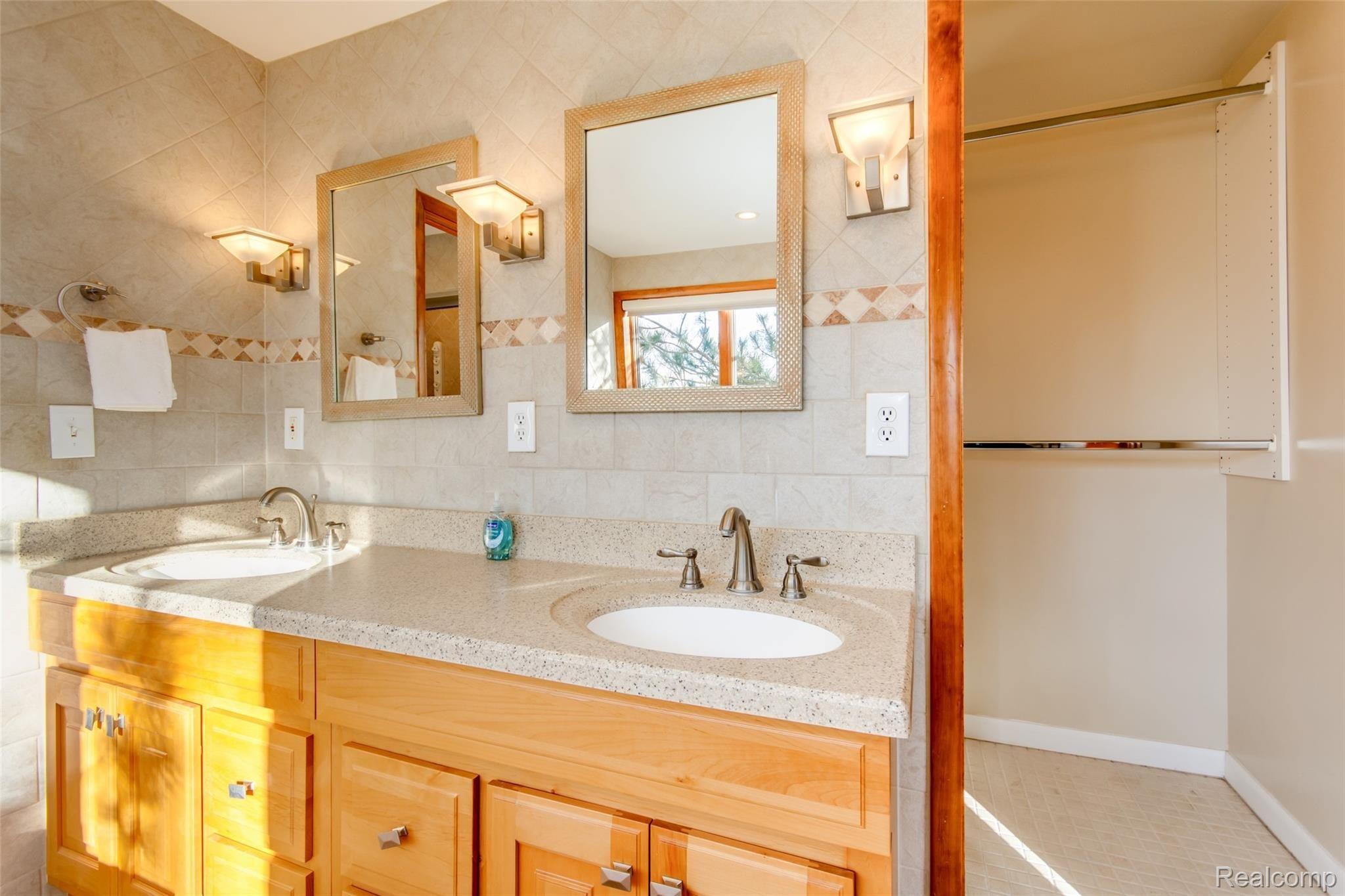 11000 White Lake Road Fenton, MI 48430 - Photo 18 of 40 DSC_5168enf.jpg