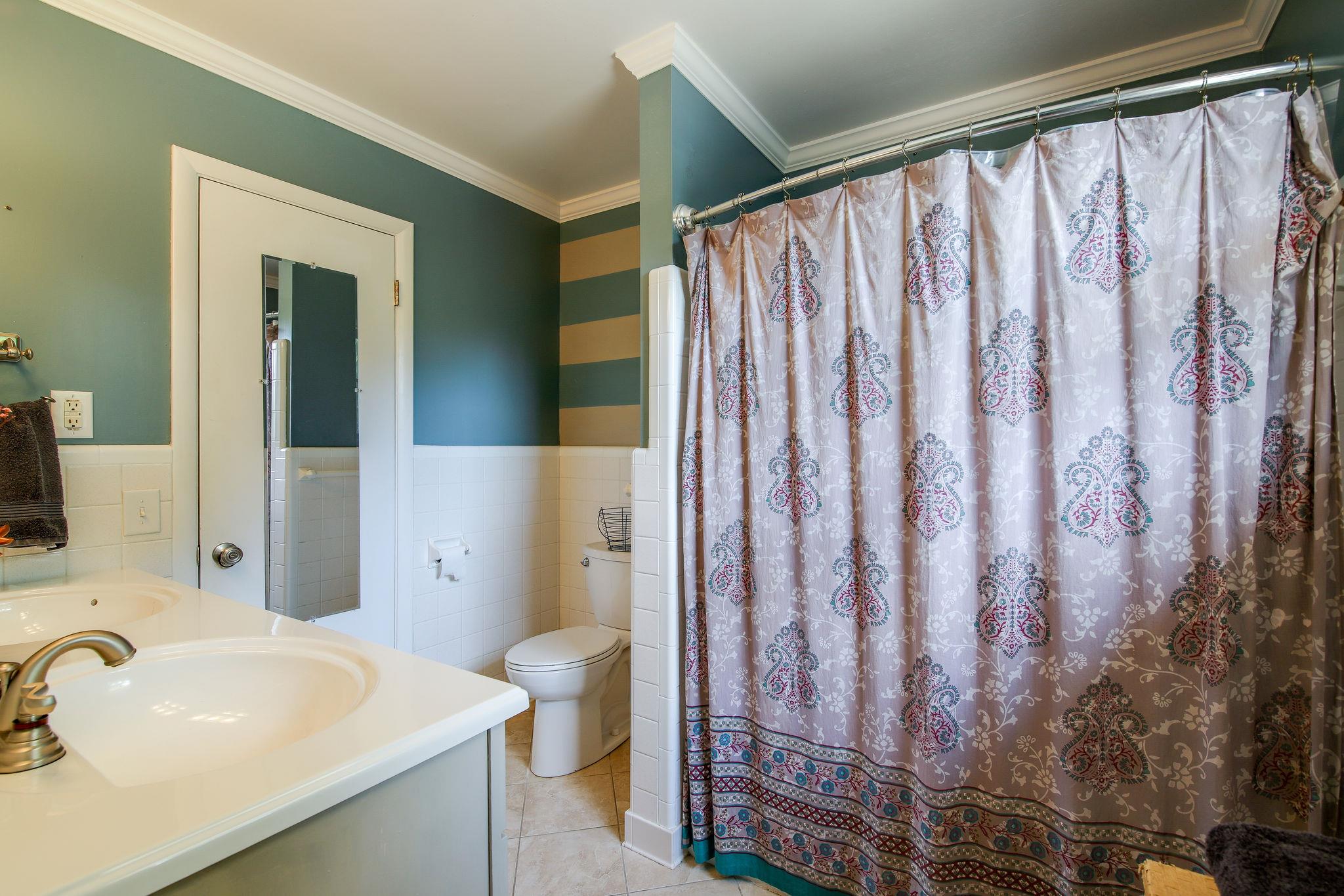100 Chiroc Road Hendersonville, TN 37075 - Photo 18 of 28 Hall bath with double vanity. Tile.