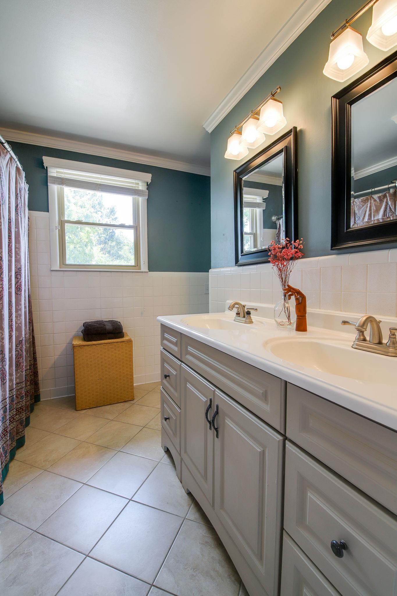 100 Chiroc Road Hendersonville, TN 37075 - Photo 28 of 28 Double vanity hall bath with tile.