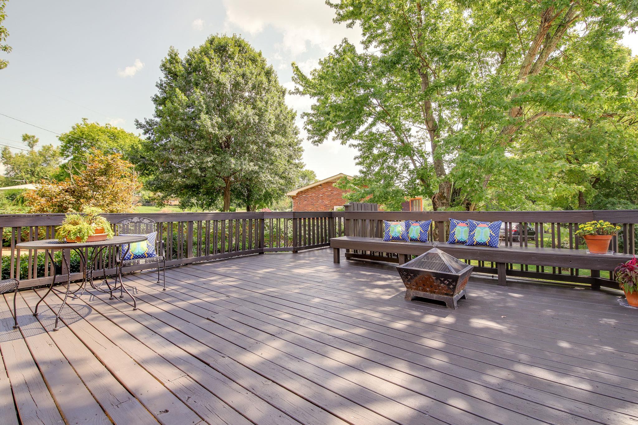 100 Chiroc Road Hendersonville, TN 37075 - Photo 5 of 28 HUMONGOUS Deck with play area underneath!