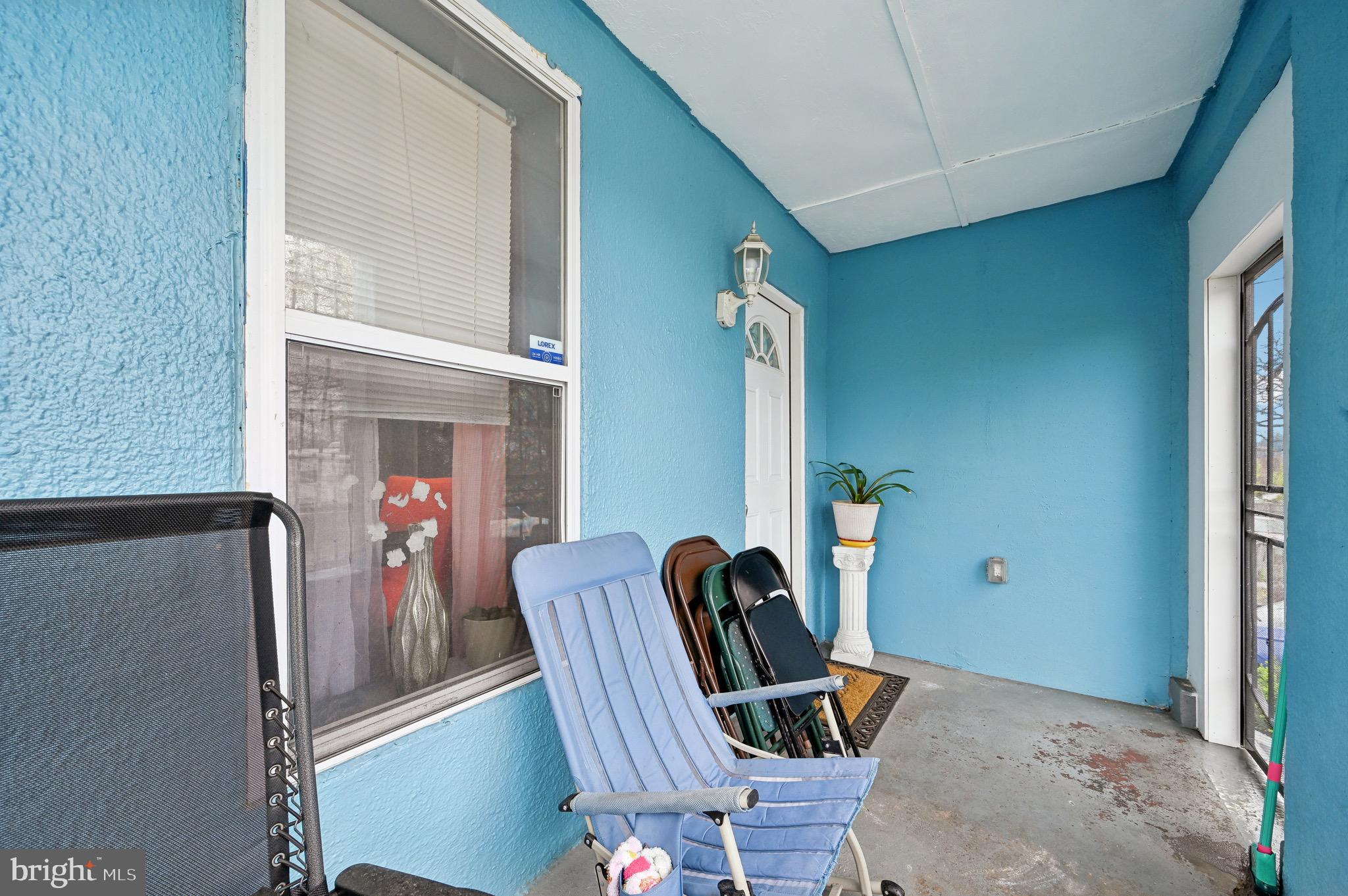 4101 Oak Road Baltimore, MD 21227 - Photo 4 of 25 a workspace with furniture and window