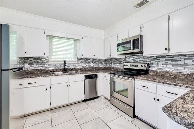 $2,100 | 104 West Moore Street, Bloomingdale, GA 31302