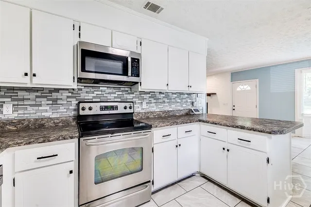 $2,100 | 104 West Moore Street, Bloomingdale, GA 31302