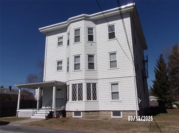$2,200 | 14 Courtland Street, Unit 2, Central Falls, RI 02863