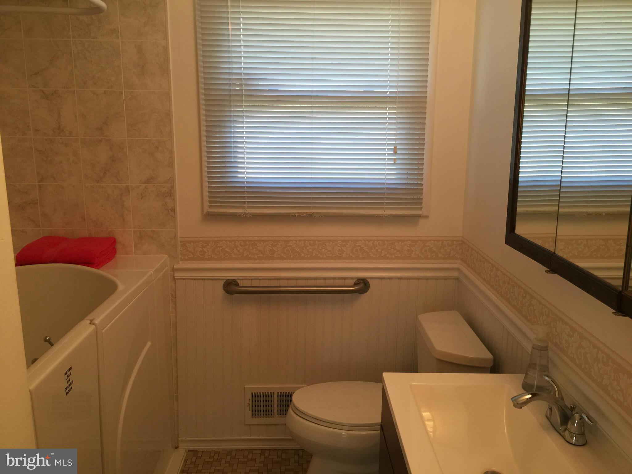 8635 Delegge Road Baltimore, MD 21237 - Photo 18 of 27 Bath
