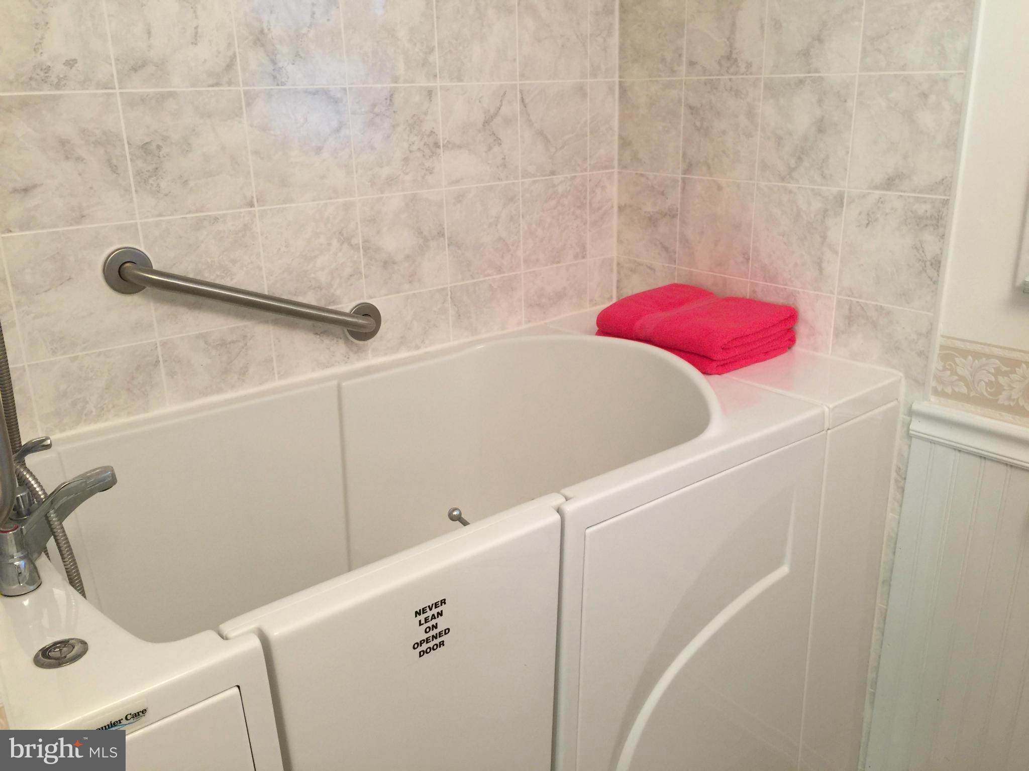 8635 Delegge Road Baltimore, MD 21237 - Photo 19 of 27 Bath
