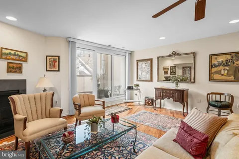 $650,000 | 214 North 22nd Street, Unit 9B, Philadelphia, PA 19103