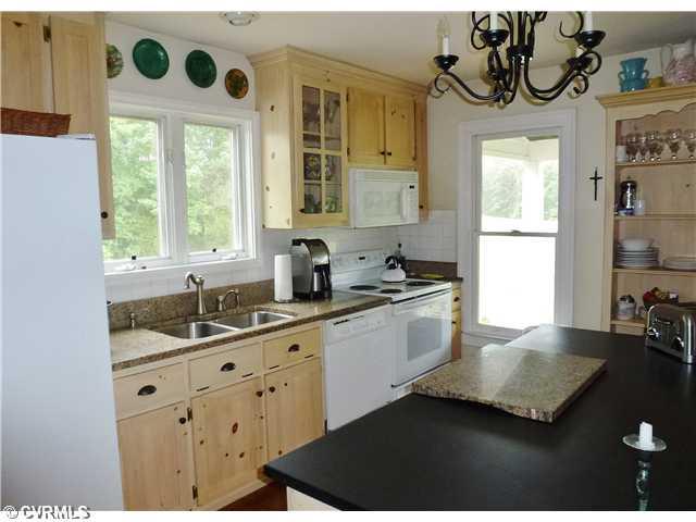 301 Game Farm Road Cumberland, VA 23040 - Photo 4 of 12 Kitchen - Kitchen with breakfast area opens to great room.