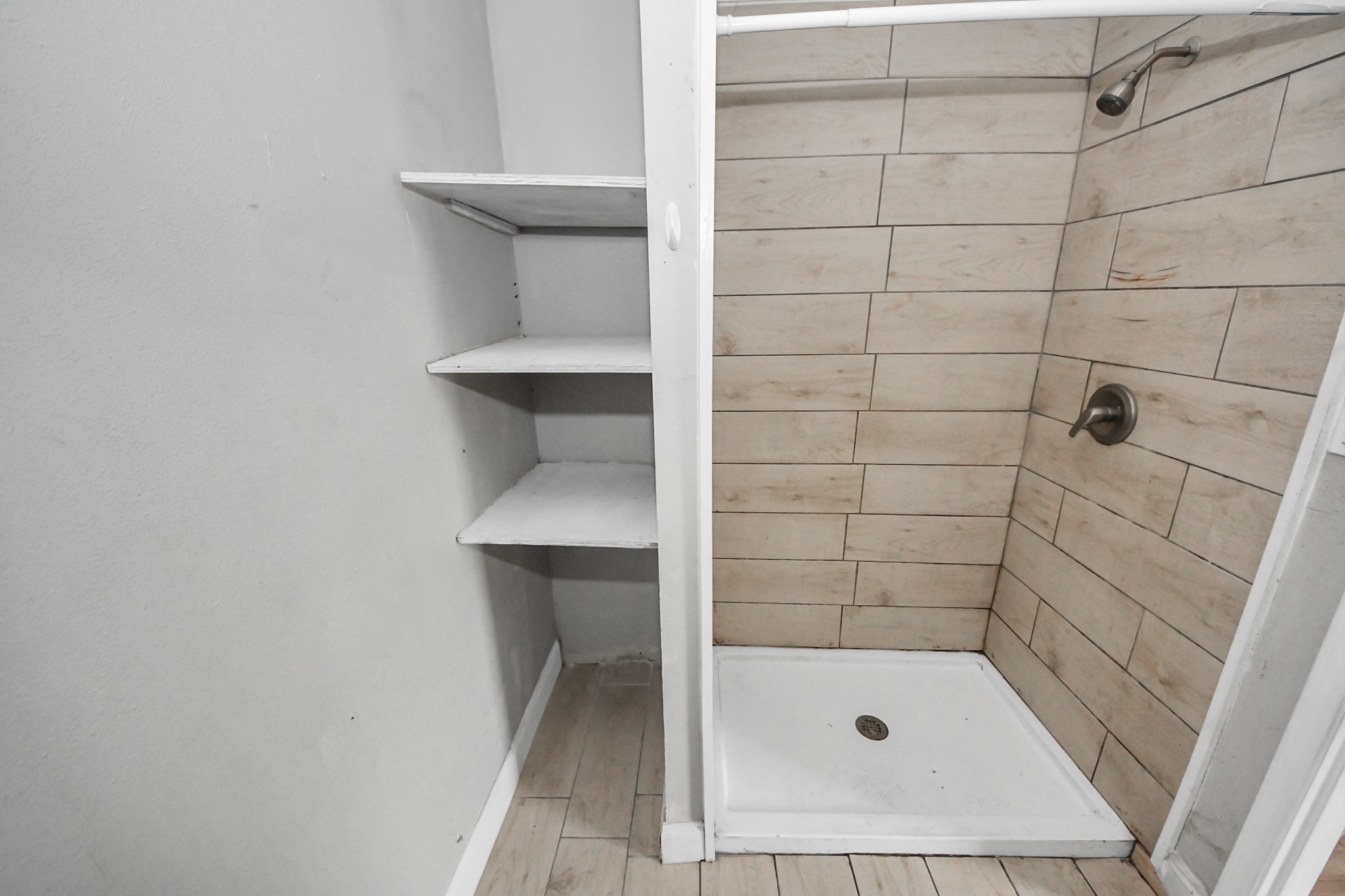 15 High Street Baytown, TX 77520 - Photo 17 of 29 a bathroom with a tub and shower