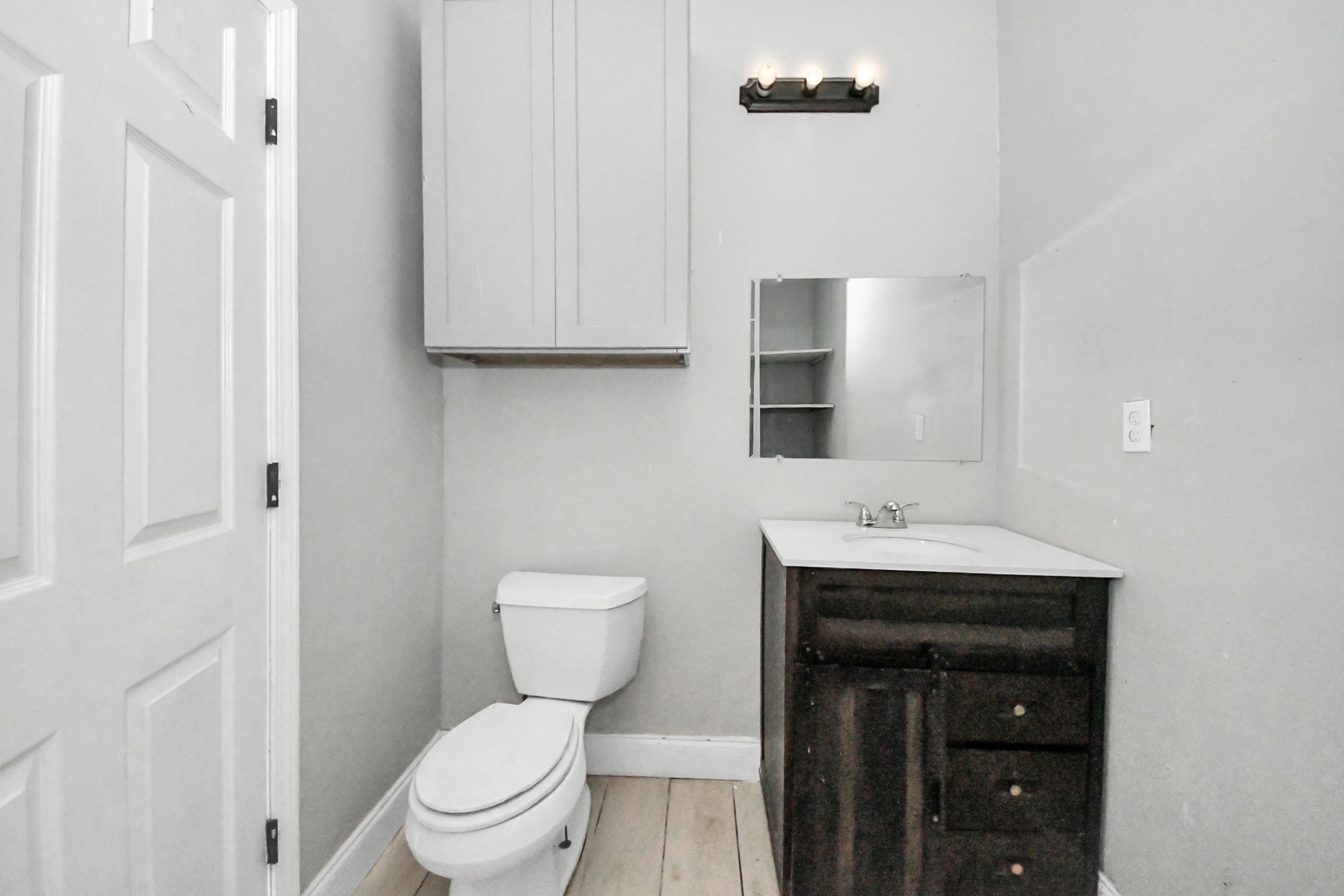 15 High Street Baytown, TX 77520 - Photo 18 of 29 a bathroom with a toilet a sink and mirror