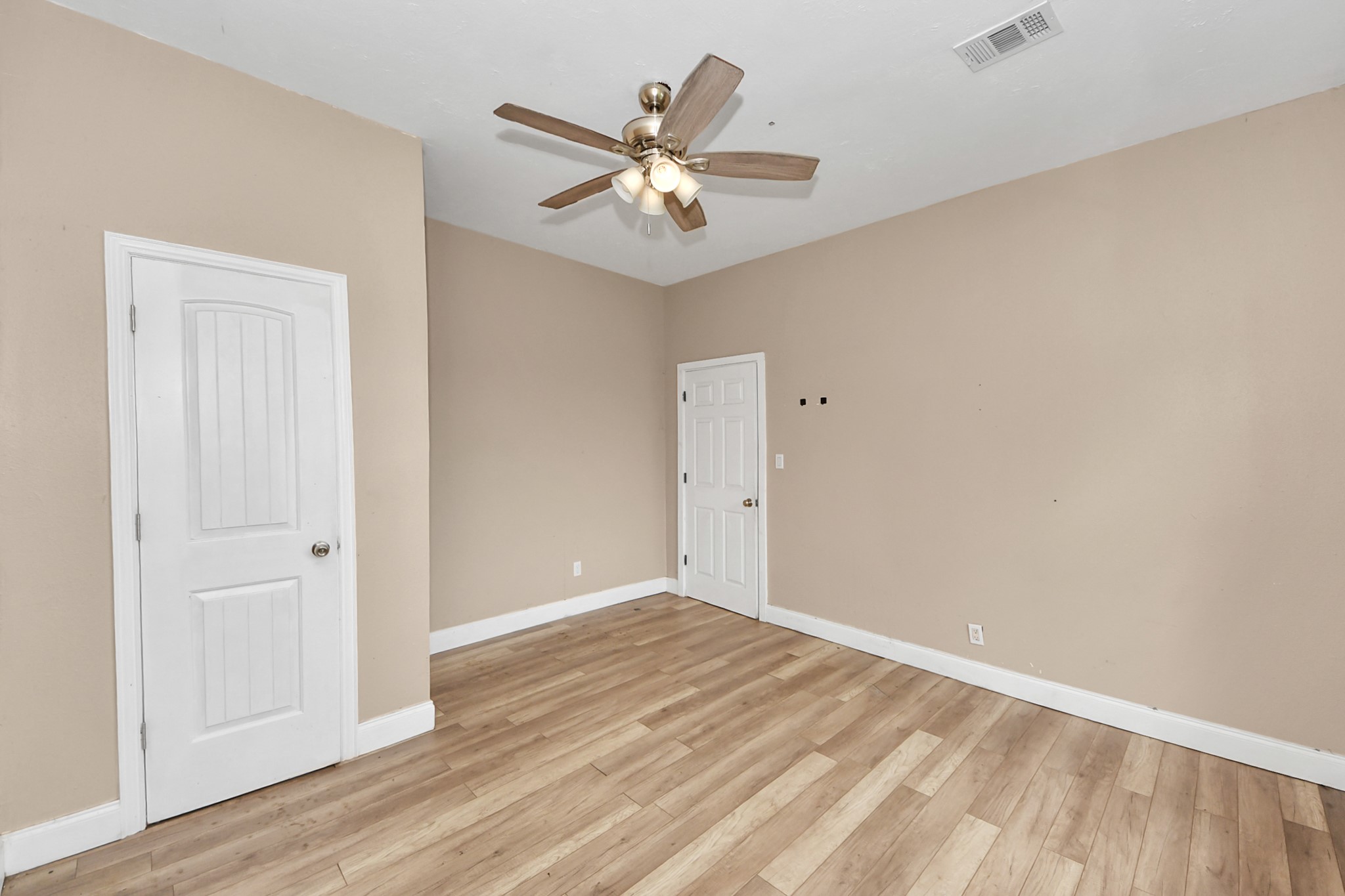 15 High Street Baytown, TX 77520 - Photo 20 of 29 a view of an empty room and wooden floor