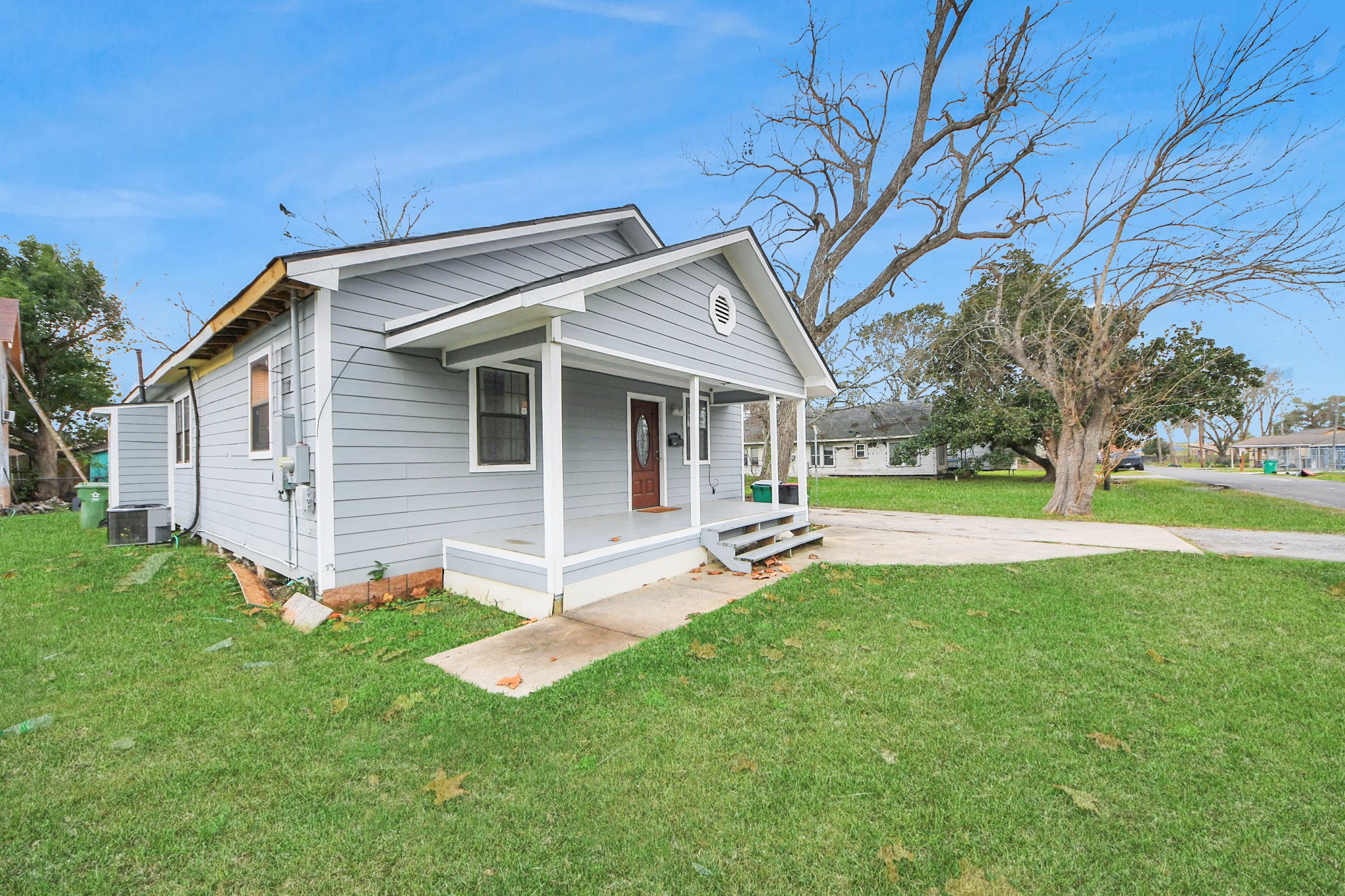 15 High Street Baytown, TX 77520 - Photo 2 of 29 a front view of house with yard and green space