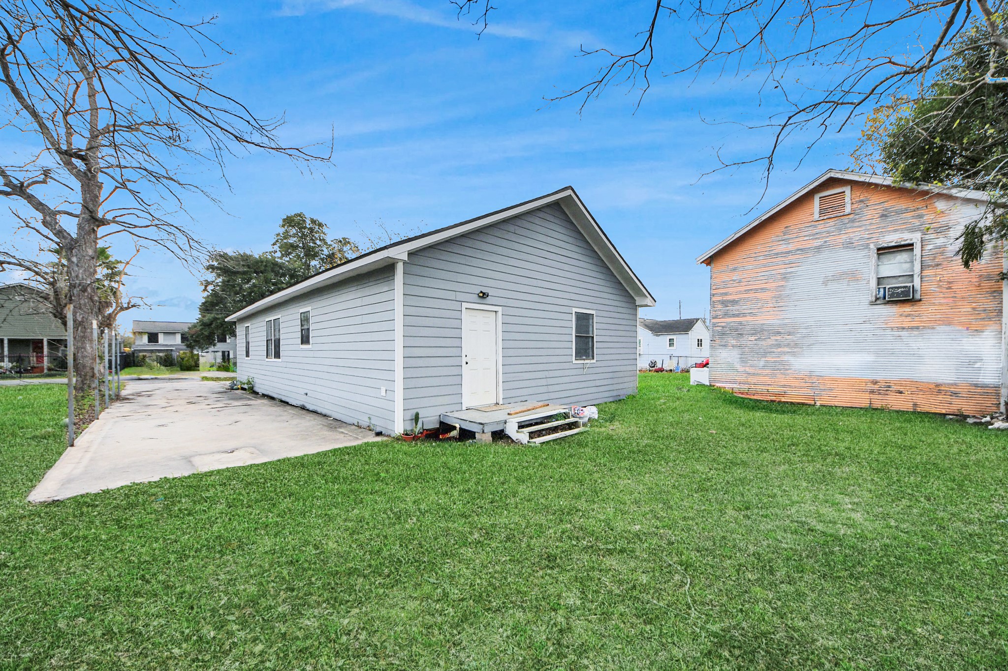 15 High Street Baytown, TX 77520 - Photo 27 of 29 a view of a backyard of the house