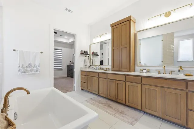 a view of livingroom with furniture